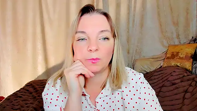 Snapshot of Regina__blue chatting on December 4, 3:10 pm Regina blue online show from December 4, 3:10 pm