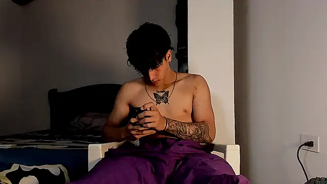Snapshot of Snakebutterfly chatting on December 22, 6:39 am Snakebutterfly online show from December 22, 6:39 am