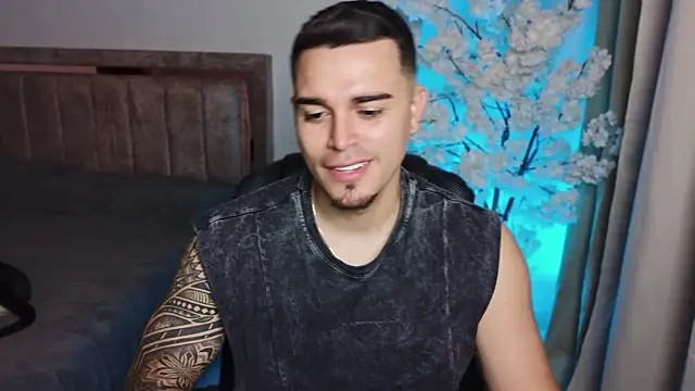 Snapshot of Axel_Big_cock chatting on July 25, 2:42 am Axel Big cock online show from July 25, 2:42 am