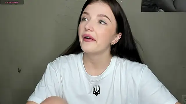 Snapshot of EvaaMillerr99 chatting on December 27, 2:43 pm EvaaMillerr99 online show from December 27, 2:43 pm