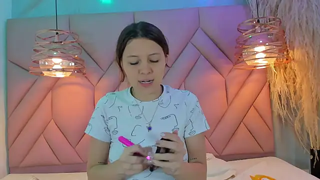 Snapshot of AngelaaCute_ chatting on December 13, 12:28 pm AngelaaCute online show from December 13, 12:28 pm