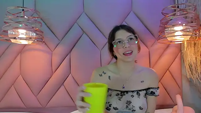 Snapshot of AngelaaCute_ chatting on December 14, 3:36 pm AngelaaCute online show from December 14, 3:36 pm
