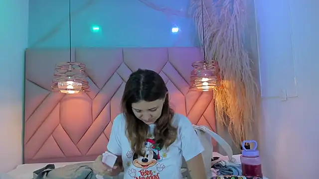 Snapshot of AngelaaCute_ chatting on December 16, 12:06 pm AngelaaCute online show from December 16, 12:06 pm