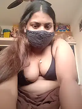 Snapshot of Hotmilfxox chatting on December 17, 11:39 am Hotmilfxox online show from December 17, 11:39 am