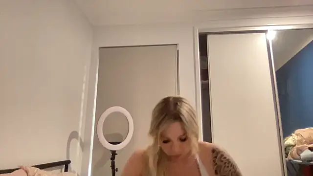 Snapshot of bootydollbaby chatting on June 23, 7:17 am bootydollbaby online show from June 23, 7:17 am