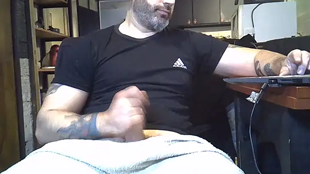 Snapshot of ozzypsico13 chatting on August 1, 3:22 pm ozzypsico13 online show from August 1, 3:22 pm