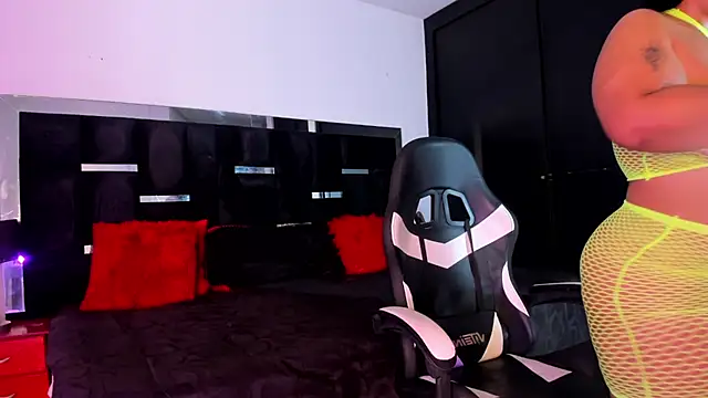 Tasha Sant online show from October 15, 7:25 pm