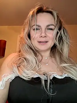 candy queeen online show from December 13, 10:15 pm