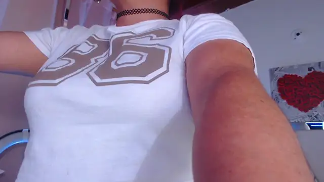 Snapshot of Amara_Red chatting on July 3, 11:27 am Amara Red online show from July 3, 11:27 am