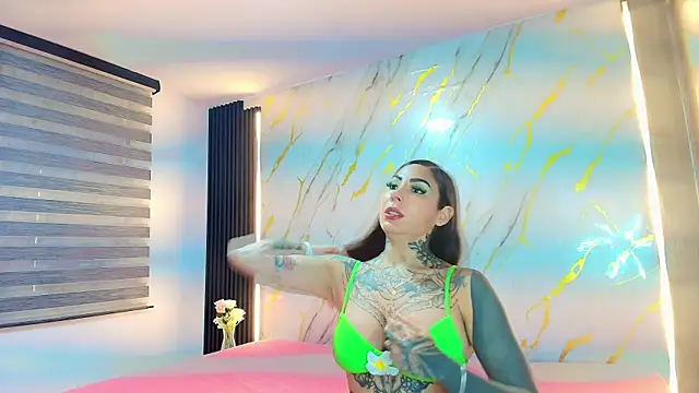 Snapshot of EmiliMontero chatting on June 29, 1:01 am EmiliMontero online show from June 29, 1:01 am
