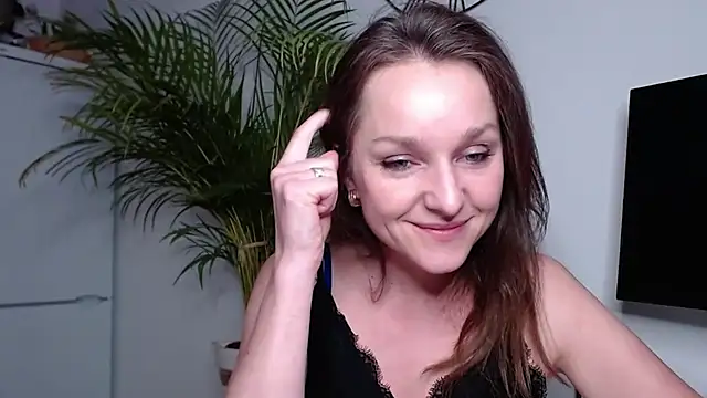 Snapshot of AliciaDesire chatting on February 19, 6:21 pm AliciaDesire online show from February 19, 6:21 pm