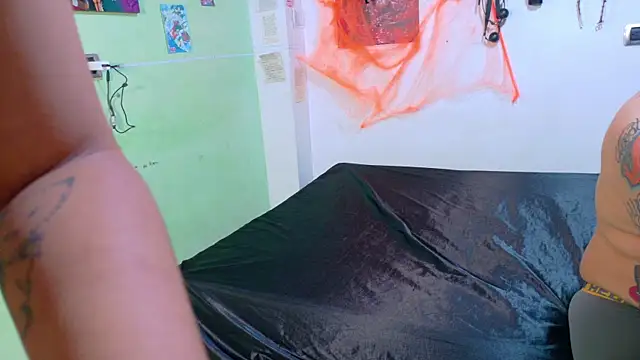 Snapshot of clydexxxbunny chatting on October 25, 12:18 am clydexxxbunny online show from October 25, 12:18 am