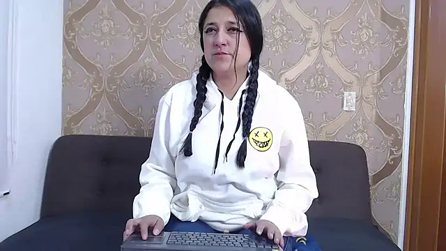 Snapshot of dakota_guirl chatting on December 17, 3:06 am dakota guirl online show from December 17, 3:06 am