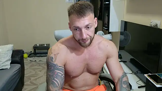 Snapshot of Alusca chatting on July 6, 7:49 pm Alusca online show from July 6, 7:49 pm