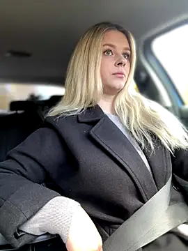 Snapshot of Love_Bri chatting on October 11, 10:25 am Love Bri online show from October 11, 10:25 am