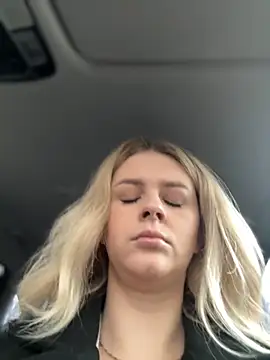 Snapshot of Love_Bri chatting on October 30, 10:06 am Love Bri online show from October 30, 10:06 am