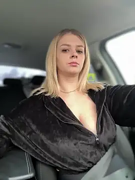 Snapshot of Love_Bri chatting on November 28, 10:29 am Love Bri online show from November 28, 10:29 am