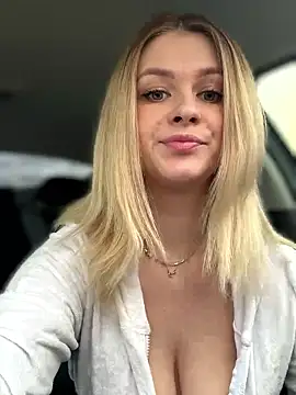 Snapshot of Love_Bri chatting on January 19, 11:25 am Love Bri online show from January 19, 11:25 am