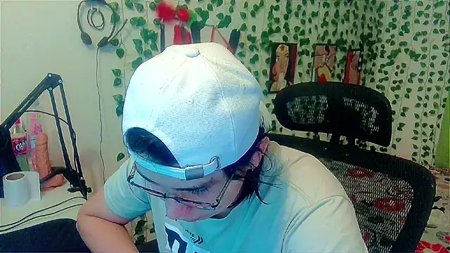 Snapshot of Andy_gray chatting on July 21, 12:24 am Andy gray online show from July 21, 12:24 am