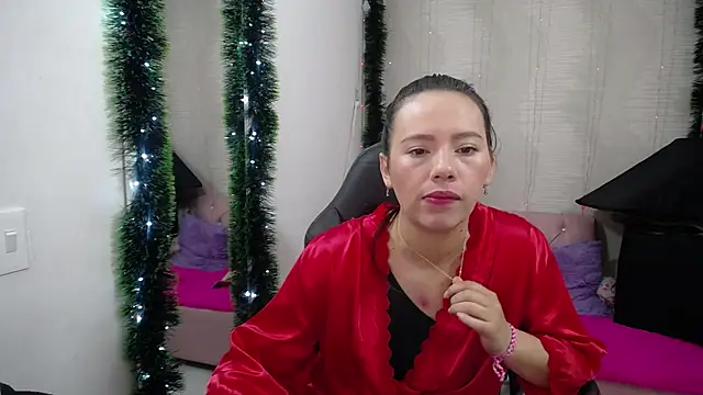 lauraguzman online show from December 29, 3:22 am
