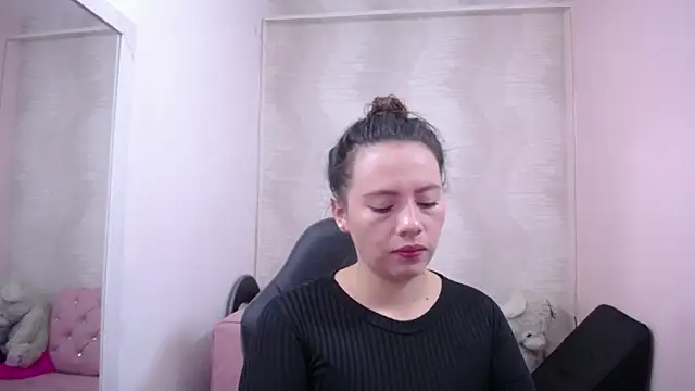 lauraguzman online show from January 29, 3:01 am