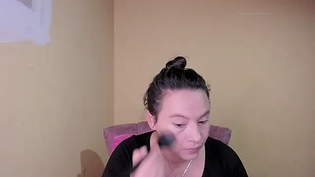 Snapshot of lauraguzman chatting on July 15, 2:50 am lauraguzman online show from July 15, 2:50 am