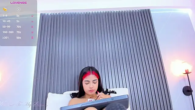 stephany roses  online show from December 29, 1:17 pm