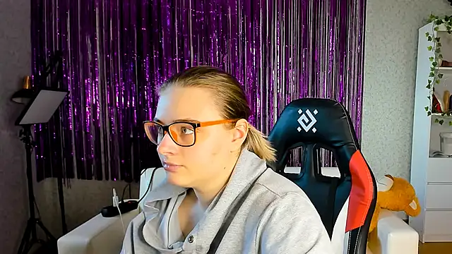 Seductive She Wolf online show from March 17, 7:35 am