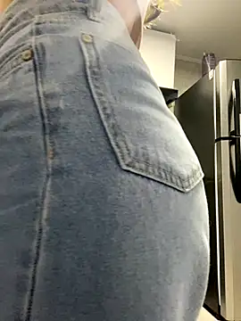 Snapshot of AbyThompson chatting on October 21, 11:22 am AbyThompson online show from October 21, 11:22 am