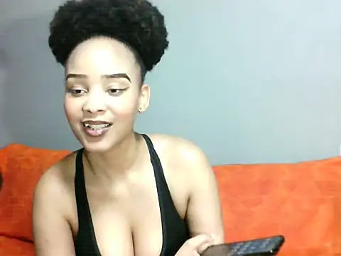 Snapshot of SmallSlut5 chatting on November 12, 12:44 am SmallSlut5 online show from November 12, 12:44 am