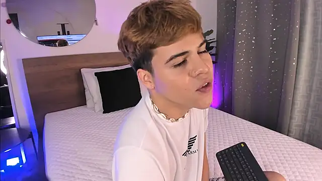justinbiler online show from December 15, 4:40 am