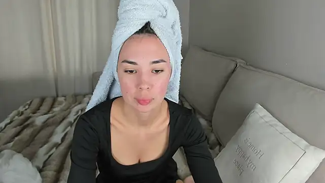 nilliluv online show from April 15, 5:36 am