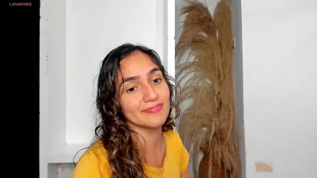 Snapshot of misshiccups chatting on December 19, 4:02 am misshiccups online show from December 19, 4:02 am