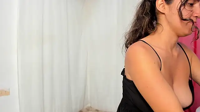 Snapshot of misshiccups chatting on January 23, 4:52 am misshiccups online show from January 23, 4:52 am