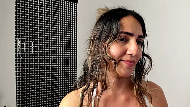 Snapshot of misshiccups chatting on February 22, 4:29 am misshiccups online show from February 22, 4:29 am