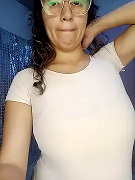 Snapshot of misshiccups chatting on September 17, 3:41 am misshiccups online show from September 17, 3:41 am