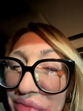 Snapshot of camdanz777 chatting on October 28, 5:44 am camdanz777 online show from October 28, 5:44 am