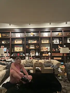 Snapshot of camdanz777 chatting on October 31, 2:01 am camdanz777 online show from October 31, 2:01 am