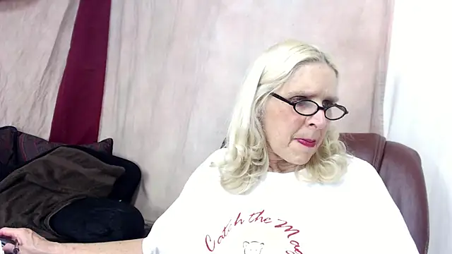 Snapshot of Jean_Saint_Sin chatting on April 14, 5:57 am Jean Saint Sin online show from April 14, 5:57 am