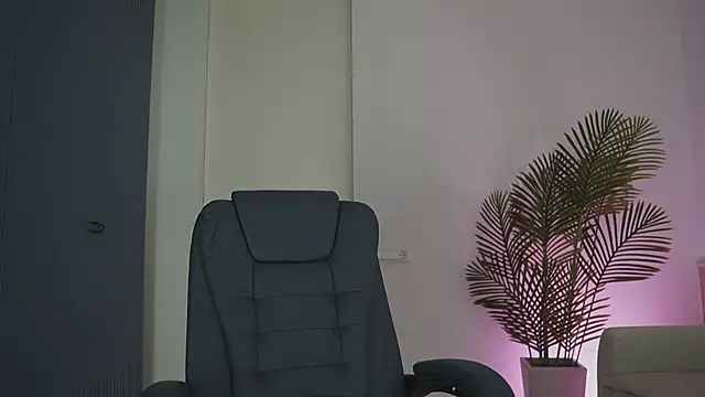 Yvonna One online show from April 15, 2:13 pm