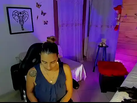 Snapshot of mykaelahoney chatting on February 27, 2:55 am mykaelahoney online show from February 27, 2:55 am