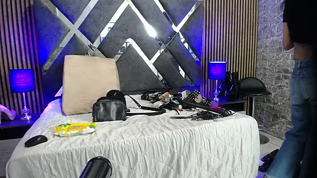 Snapshot of bellatrix25 chatting on December 11, 7:14 pm bellatrix25 online show from December 11, 7:14 pm