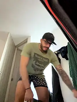 Snapshot of thomas_gun chatting on November 1, 6:04 am thomas gun online show from November 1, 6:04 am