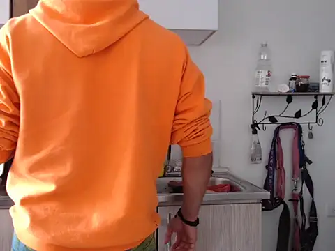 Snapshot of thomas_gun chatting on December 14, 5:18 pm thomas gun online show from December 14, 5:18 pm