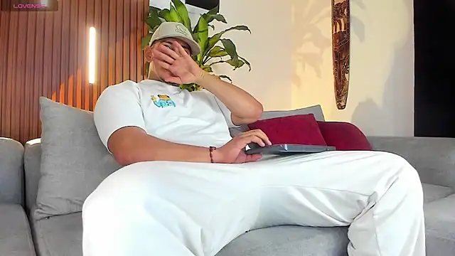 lucasanto  online show from February 20, 3:36 am