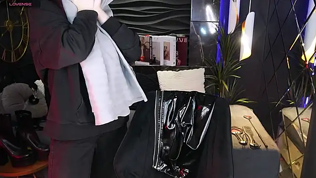 Snapshot of Lily_Moonlight chatting on February 25, 7:07 am Lily Moonlight online show from February 25, 7:07 am