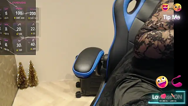 Snapshot of JenniLowen chatting on February 3, 8:08 am JenniLowen online show from February 3, 8:08 am