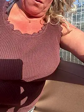 JenniLowen online show from May 26, 5:42 pm