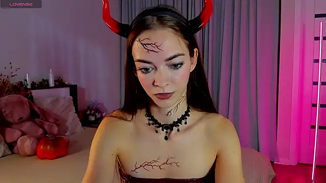 Undertheskin online show from October 31, 1:12 pm