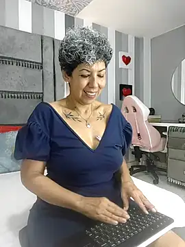 Julianewell online show from November 12, 12:05 pm